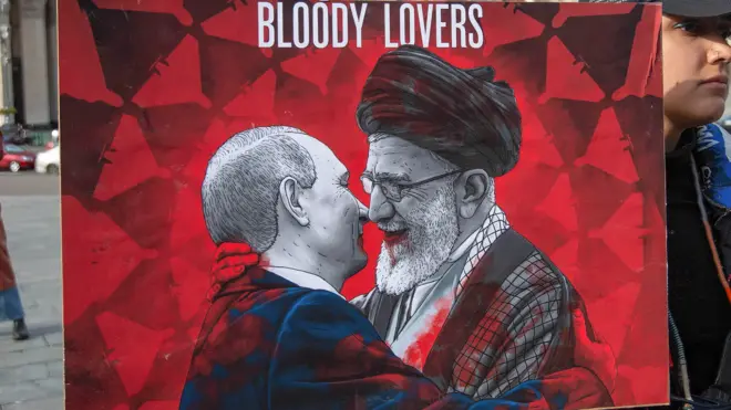 اخیرا در اعتراض‌های ایرانیان خارج از کشور علیه جمهوری اسلامی، برخی از معترضان از اوکراین حمایت کردند و شعارها و پلاکاردهایی علیه همکاری ایران و روسیه در دست داشتند