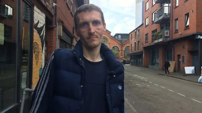 Jones estaba durmiendo en una calle próxima al Manchester Arena.