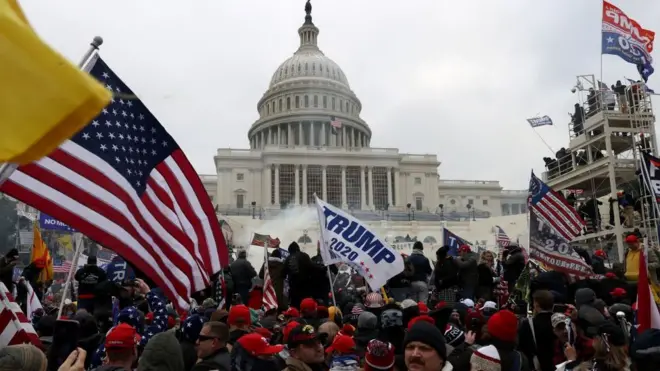 حضور معترضان در اطراف ساختمان کنگره