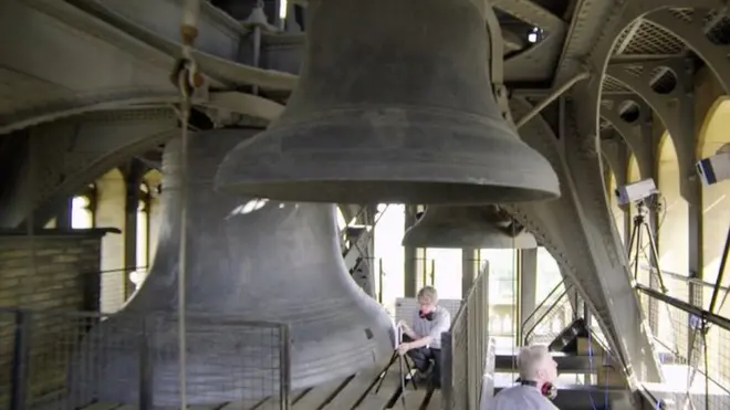 علماء يوجهون أشعة الليزر داخل ساعة بيغ بن.