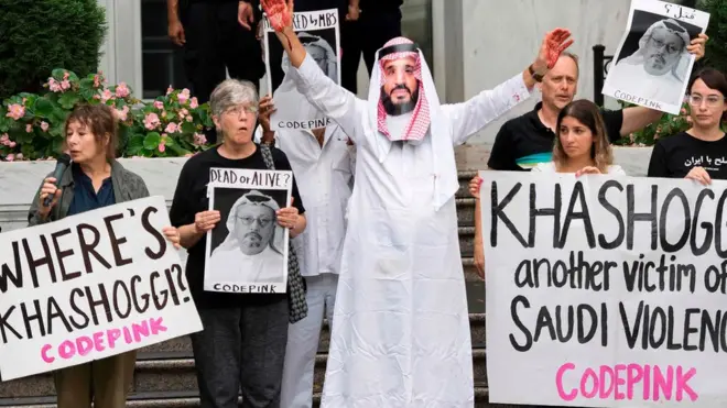 Người biểu tình phản đối bên ngoài sứ quán Ả Rập Saudi ở Washington DC hôm 8/10/2018
