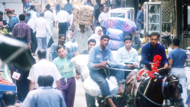 تقول الحكومة المصرية إنها تدرك تأثير الأزمة الاقتصادية الحالية على الطبقات الفقيرة وتأمل في زيادة الاستثمارات الأجنبية لخفض هذا التأثير.