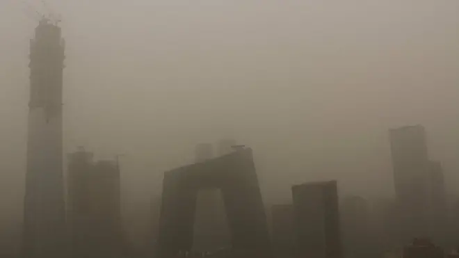 Gedung pencakar langit Beijing 'tersembunyi' di balik lapisan debu pada Kamis (04/05) pagi.