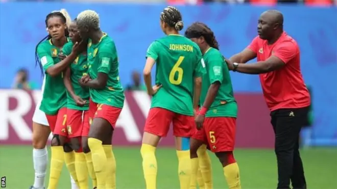 Cameroon coach Alain Djeumfa (right) dey encourage team to continue afta VAR say Ajara Nchout's goal na offside