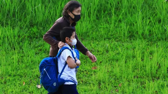 في سنغافورة، يُطلب من الأطفال الذين تزيد أعمارهم عن ست سنوات ارتداء الأقنعة - والعديد من الأطفال الصغار يرتدونها أيضًا