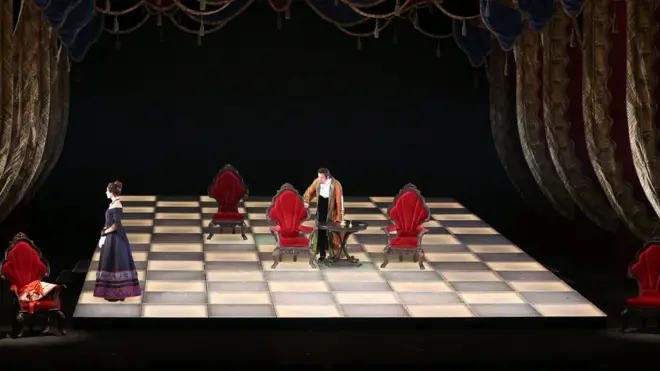 В новой постановке Александринского театра по замыслу режиссера Валерия Фокина персонажи лермонтовского "Маскарада" - фигуры в чужой игре