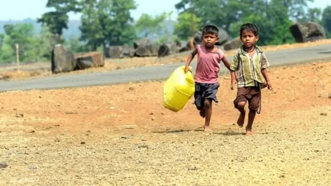 එක් අතකින් ගොවිතැනටත් අනිත් අතින් බීමටත් ජලය හිඟවීම වියලි කලාපයේ ජනතාව මුහුණදෙන බරපතළ ගැටලුවකි