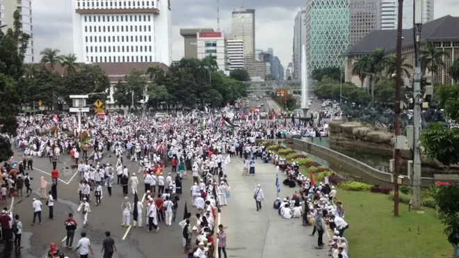 Aksi hanya diperbolehkan di sekitar Patung Kuda.