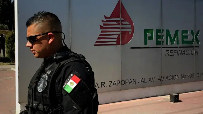 Tres funcionarios de Petróleos Mexicanos (Pemex) fueron detenidos por su vinculación con la red dedicada a robar y distribuir gasolina en el país (foto de archivo)