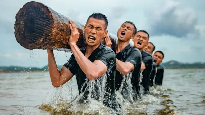 చైనా తన ఆర్మ్‌డ్ పోలీసులు, సైనికులకు తీవ్రమైన పరిస్థితుల్ని తట్టుకునేలా శిక్షణ ఇస్తోంది. జింగ్హౌ, గాంగ్షీ ప్రాంతంలోని సముద్రంలో ఆర్మ్‌డ్ పోలీసు అధికారులకు దుంగల్ని ఎత్తే శిక్షణ ఇస్తున్న చైనా (2020 జూన్ 16వ తేదీన తీసిన చిత్రం)