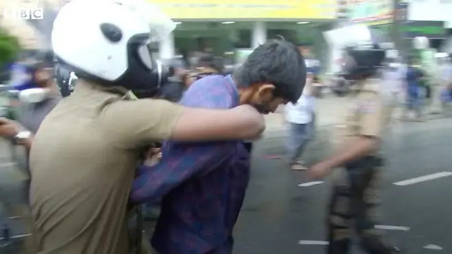 ''දුවපියව්...දුවපියව්'' ''පාර වැහුවේ අපිද යකෝ''