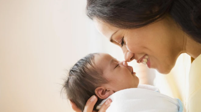 แม่อุ้มลูกทารก