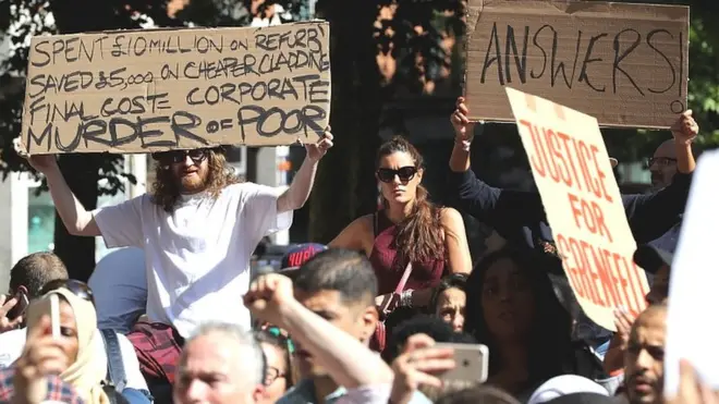 متظاهرون غاضبون في لندن ولافتات تقول "جريمة ضد الفقراء" وأخرى تقول "نريد إجابات"