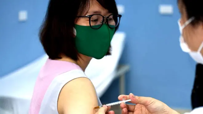 Một nhân viên y tế tiêm vaccine AstraZeneca phòng Covid-19 tại Bệnh viện Bạch Mai, Hà Nội ngày 17/5/2021