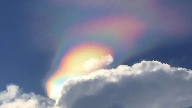 Para que se produzca un arco iris de fuego las nubes en el cielo deben ser cirrus.