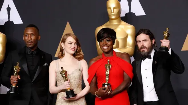 Четыре победителя позируют фотографам в пресс-центре (слева направо): лучший актер второго плана Махершала Али, лучшая актриса Эмма Стоун, лучшая актриса второго плана Виола Дэвис и лучший актер Кейси Аффлек.
