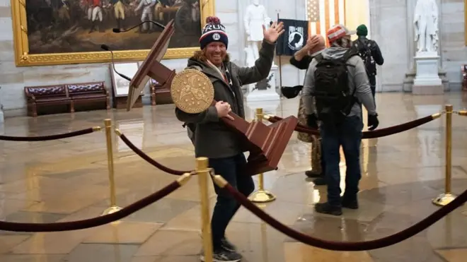 Адам Джонсон с трибуной