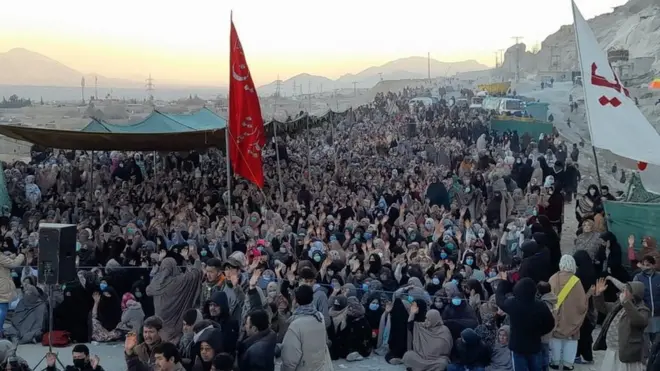 مغربی بائی پاس پر جاری اس دھرنے میں پانچویں روز شرکا کی تعداد گذشتہ چار روز کے مقابلے میں کہیں زیادہ ہے