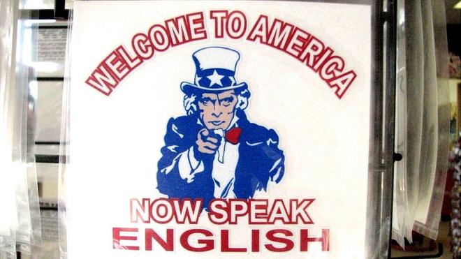 Cartel que dice: "Bienvenido a EE.UU., ahora hable inglés"