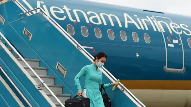 Tiếp viên hàng không Vietnam Airlines đeo khẩu trang (ảnh minh họa)