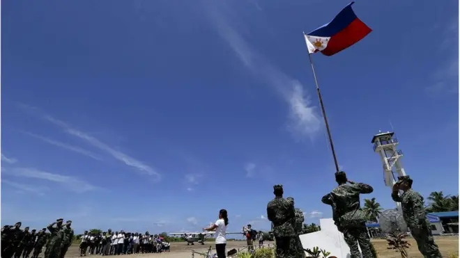 2015年5月，菲律賓武裝部隊總參謀長卡塔龐訪問菲律賓巴拉望島以西南中國海南沙群島中業島期間，菲律賓居民和士兵舉行升旗儀式。