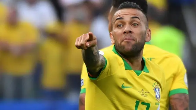 Dani Alves marcó un golazo ante la selección peruana.