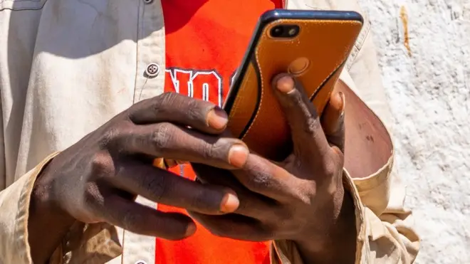 Nama bilbila harkaa isaa qaqqabaa jiru