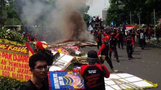 Aksi pembakaran karangan bunga untuk Ahok di kawasan Balai Kota dekat Monas.