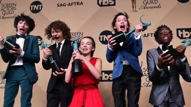 "Stranger Things" tiene 18 nominaciones, entre las cuales se encuentran mejor elenco dramático y mejor actriz de reparto también en drama para Millie Bobby Brown (centro).