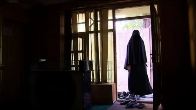 څلور کلونه کېږي، زرمینه یوازې ژوند کوي.