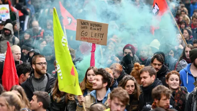 کچھ مظاہرین نے ہوٹل کے داخلی راستے کو بلاک کرنے کی کوشش بھی کی