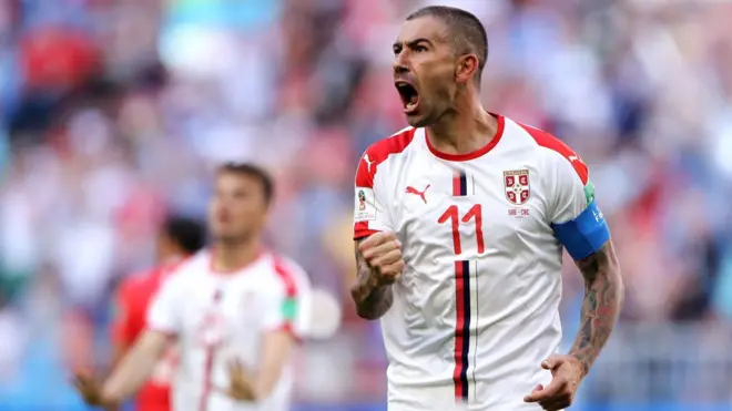 Kolarov lo grita con todo, su gol número 11 con la camiseta de Serbia