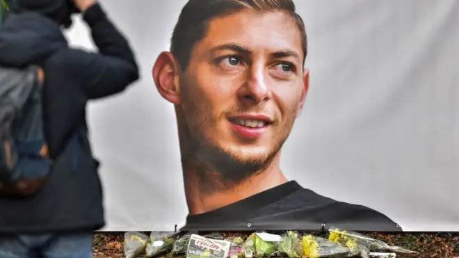 Un hombre toma una foto al retrato de Emiliano Sala frente a la entrada del centro de entrenamiento del club de fútbol FC Nantes La Joneliere en La Chapelle-sur-Erdre el 23 de enero.