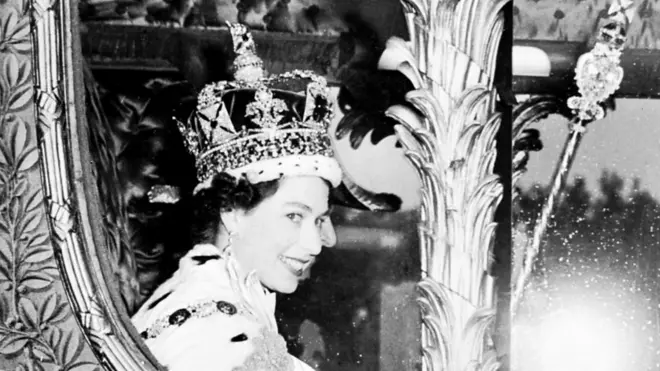 Reina Isabel II en día de su coronación el 2 de junio de 1953