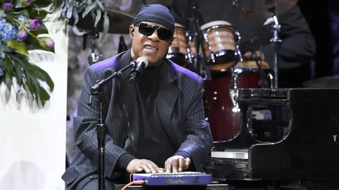 Stevie Wonder, dipotret di sebuah konser pada awal tahun ini, meyakinkan para penggemarnya bahwa dirinya "baik-baik saja".