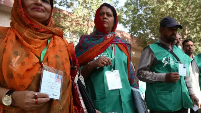 پاکستان کے ادارے برائے شماریات کے مطابق خیبر پختونخواہ کے کے لیے کل 20 خواتین شمارکنندگان کو تعینات کیا گیا ہے جبکہ فاٹا میں کسی خاتون کو عملے کا حصہ ہی نہیں بنایا گیا ہے۔