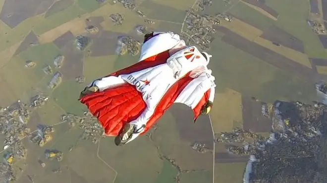 القفز بسترات القفز المظلي الحر تعتبر من أكثر الرياضات خطورة على الإطلاق، جاري كوسما وهو مخترع هذه السترات يقول إنه يمكن ممارسة هذه الرياضة بآمان رغم المخاطر المصاحبة لها