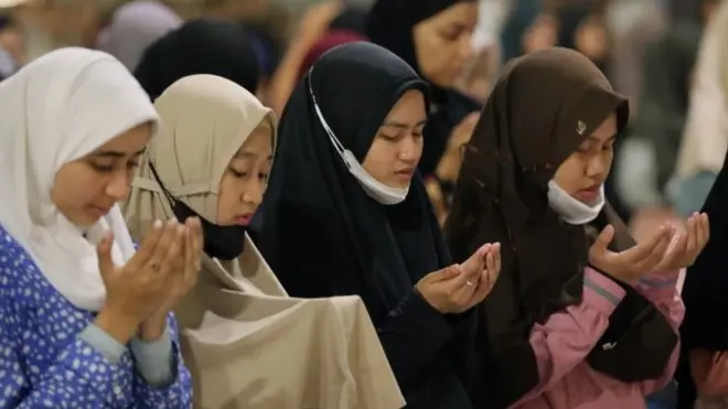 नमाज़ पढ़ते हुए लोग