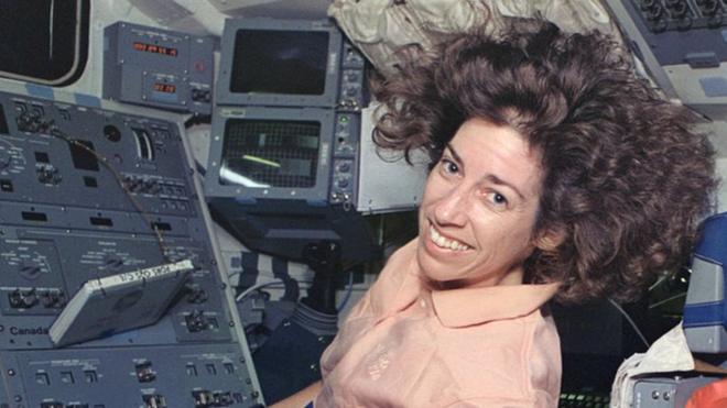 Ellen Ochoa en una de sus misiones al espacio.