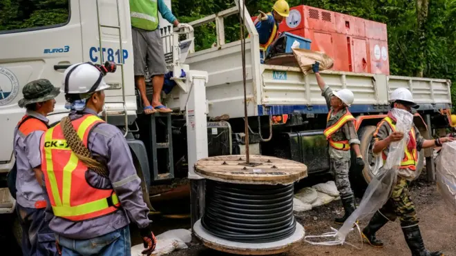 На поверхности готовятся к операции по спасению детей