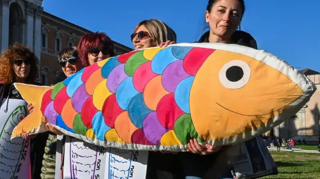 Сардинами участники акций называют себя из-за выражения "набиться плотно, как сардины в банке" - их на площадях много