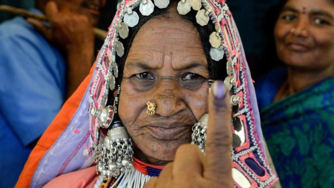 印度特伦甘纳邦海得拉巴市一村庄一名老太太展示投票之后沾有识别墨水的手指头（11/4/2019）