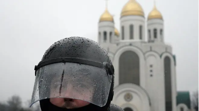 полицейский в шлеме