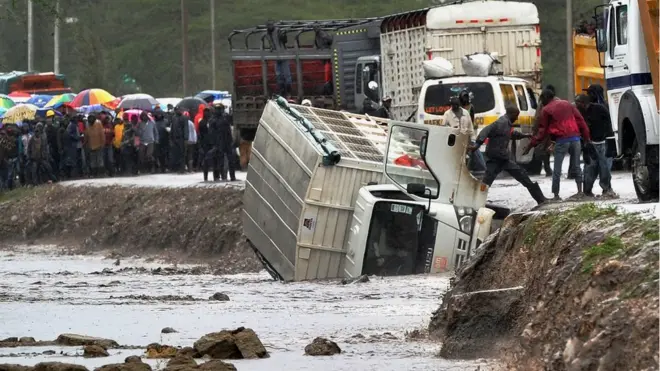 Imvura nyinshi idasanzwe yarahagaritse ubuzima mu bice vya Kenya