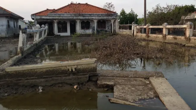 Salah satu rumah warga yang hancur akibat abrasi.