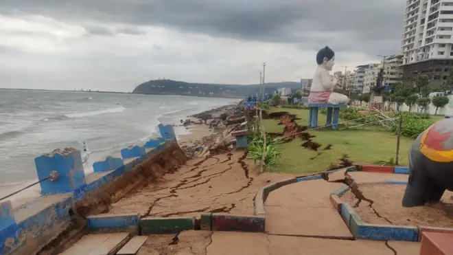 ఇటీవల భారీ అలలకు కుంగిపోయిన చిల్డ్రన్ పార్క్