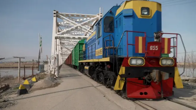 Термиздан Амударё кўпригидан ўтиб Ҳайратонга кираётган поезд