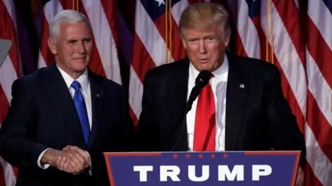 ټرمپ د خپل مور، پلار، خوېندو، وروڼو او ماشومانو مننه وکړه او دغه راز یې د جمهوریتپال ګوند له مهمو غړو مننه وکړه، چې د ټاکنیز کمپاین پر مهال یې ملګري وو