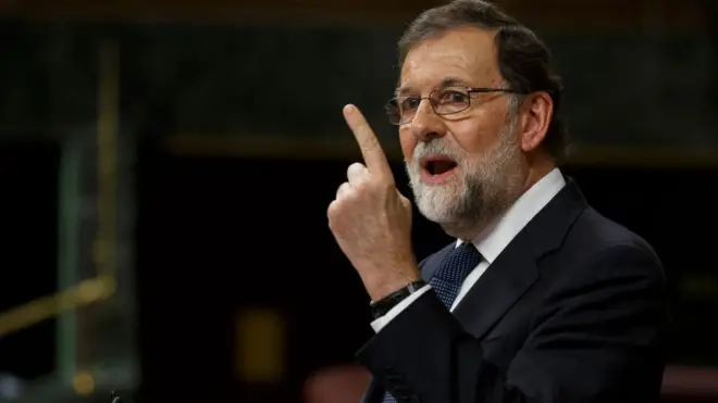 Perdana Menteri Spanyol Mariano Rajoy memecat pemimpin Catalunya Carles Puigdemont dan kabinetnya.