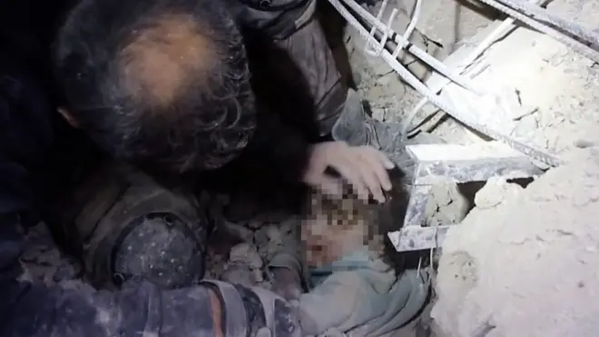 تسابق فرق الإنقاذ في شمالي سوريا الزمن لانتشال العالقين وسط أنقاض المباني التي دمرها الزلزال.